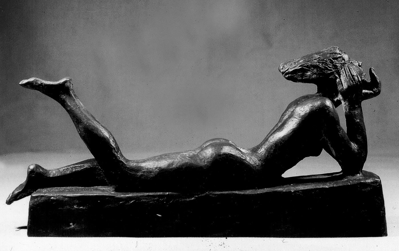 'Liegende' von Ulla Scholl sen.